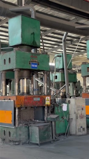 Pressure machine for brake linings