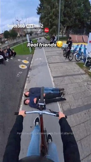 Who needs props when you have friends? 😏| Insta360 Ace Pro 2