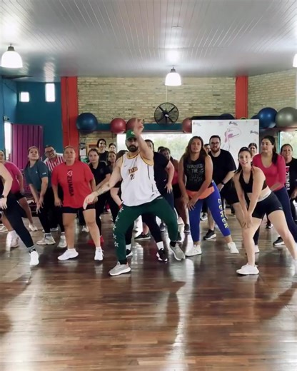 Aula de Zumba Fitness para Saúde e Bem-Estar