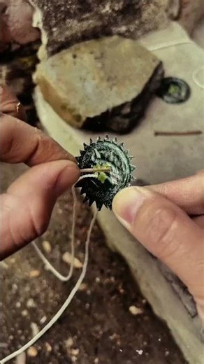 Making the "Old School" String Spinner – DIY Tutorial #DIYToys #Upcycling #BottleCapCrafts