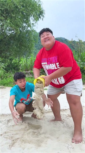 Funny Sand Prank 😂🏖️