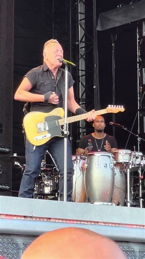 🎸 Bruce Springsteen Turns Steady Focus Into Weight while Every Beat Keeps the Tension Alive ⚡