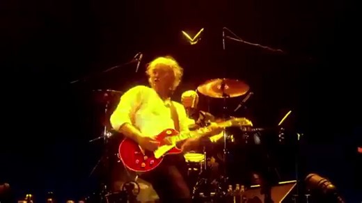THE LAST TIME 🔥Led Zeppelin tearing through “Kashmir” at the O2 Arena in 2007 — one of the most legendary reunions in rock history.Over 20 million people entered a global lottery for just 18,000 tickets. The show was a tribute to Atlantic Records founder Ahmet Ertegun, and after 27 years, Zeppelin delivered.Jason Bonham stepped into his father’s shoes and absolutely crushed it. Robert Plant was electric, Jimmy Page was on fire, and John Paul Jones held it all down with thunderous groove. The ba