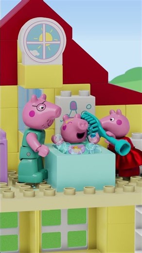 Peppa Wutz gibt Baby Evie ein SCHAUMBAD! 🛁🫧 #PeppaPigTales #Shorts #LEGODUPLO