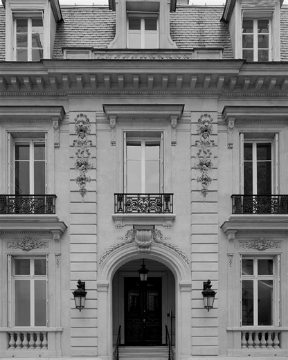 Symmetry, motion and winter magic in balance at the Maison KARL LAGERFELD. Video by Adam Hale. | KARL LAGERFELD