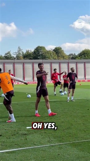 This could only happen to Thomas Müller 😂 (via fcbayern/IG)