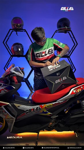 Gille Medusa Carbon helmet. This sleek, full-face, single-visor helmet features a high-grade carbon fiber shell, giving you the ultimate blend of lightweight construction, durability, and aggressive aesthetics. Ride with the best. Ride with Carbon. #GilleHelmetsPH #Medusa3K #CarbonFiber #AggressiveAesthetics #LightweightProtection #MedusaCarbon #TrustedByChampions #ExpertlyCrafted #EngineeredForComfort #GearUpWithGille | Gille Helmet PH