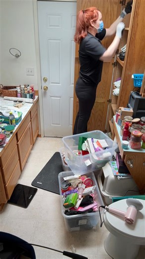 Chronic Clutter Bathroom Part 1: For a step-by-step guide to declutter and organize your home go checkout my Declutter Kit! #repost for the series continuing on Thursday! KayleenKelly.com or link in bio! #Organizing #organizingtips #declutter #decluttering decluttertips declutterwithme professionalorganizer decluttercore decluttercoremethod howtodeclutter howtoorganize cleaning olympia seattle tacoma olympiaorganizer seattleorganizer | Kayleen Kelly Home Organizing