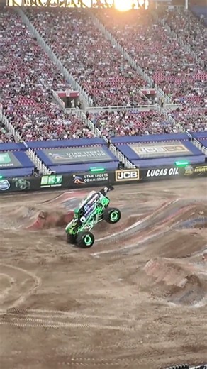 Tyler Menninga Gets HUGE AIR... Then BREAKS A WHEEL! | Grave Digger – World Finals XXV #monsterjam