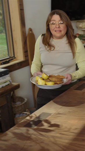 Winner winner chicken cutlet lemon dinner! 🍗 🍋 New episodes every Monday! Catch us on TV on FYI or streaming on Hulu, Disney and YouTube #CookingWithRachaelRay #MealsInMintues | Rachael Ray