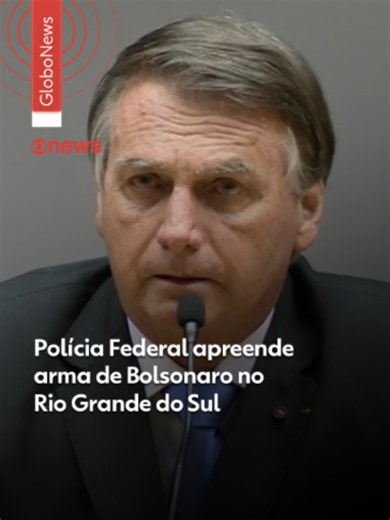 Arma apreendida - A Polícia Federal apreendeu nesta quarta-feira (8) uma espingarda registrada em nome do ex-presidente Jair Bolsonaro (PL). O armamento foi localizado na casa de um homem em Cachoeirinha, no Rio Grande do Sul, que procurou voluntariamente a Polícia Federal para informar que estava com a arma e demonstrar interesse em entregá-la. Como não havia possibilidade de regularizar o transporte da espingarda, agentes da PF se deslocaram até o endereço para recolher o armamento e adotar as