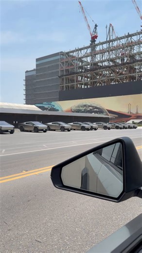🇺🇸 Steel goes in one end, the most powerful rockets come out the other.Starbase is producing 10 Starships and 5 Super Heavy boosters this year inside a single megastructure in Texas.No one has ever done anything close to this.
