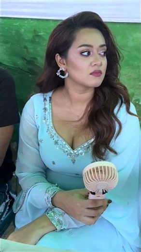 শিল্পী সমিতির নির্বাচনের কেন্দ্রে গরমের মধ্যে স্বস্তি খুঁজছেন নায়িকাদিঘী#Dighi#cools#election#viral