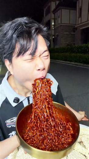 Midnight cravings | A huge bowl of Korean spicy noodle with spicy buldak sauce #mukbang #food