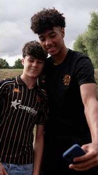Lucas Herrington arrives for his #PremierLeague debut against Manchester United 🇦🇺🔥 #HullCity
