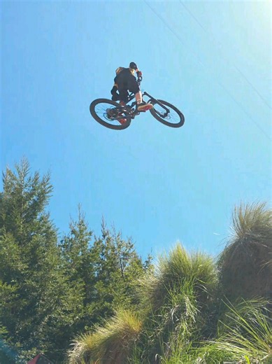 Floating over big mulch 🤙 thanks for the mulch sesh Harper 🫶 Congrats to my Step Bro Lorcan who got 1st in U15 today at the Enduro racing 🔥 such a sick day 🤙 #gapjump #mtbjumps #grom #enduromtb #dhmtb @christchurchprk