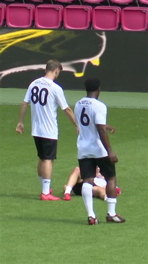 Meisje scoort Wereldgoal in mannen interland Nederland - Duitsland