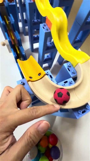 Marble Run Race 💥 What lies ahead for the runaway soccer ball⁉️2