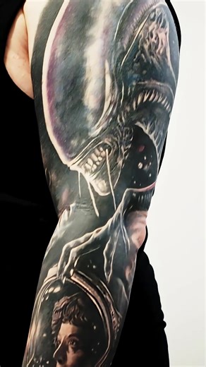 A full-sleeve tribute to the ALIEN universe: Ripley, the Xenomorph head, a facehugger wrapped in fear, and deep-space atmosphere. Dark. Textured. Iconic. Which part is your favorite? 👽👇 #alien #xenomorph #ripley #facehugger #alientattoo
