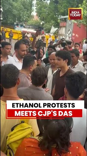 Tehseen Poonawalla Meets Cockroach Janta Party's Saurav Das | Jantar Mantar | E20 Fuel Protest