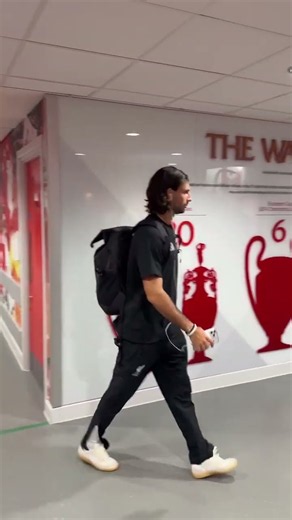 Steven Gerrard gives Dominik Szoboszlai a warm welcome 🤝