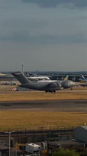 UAE Air Force Boeing C 17 Globemaster Landing at London Heathrow Airport LHR RWY 27R #uae #c17 #