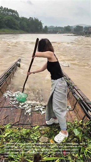 River Fishing Adventure: Catching Fish with a Bamboo Raft and Net!