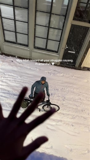 The struggle is real! ☹️ It’s been snowing for 6 days and it’s the most snow Netherlands have seen in >10 years (or more). They’re not prepared for this 🌨️❄️ #marriedlife #fiamanillah #appreciate #prayer
