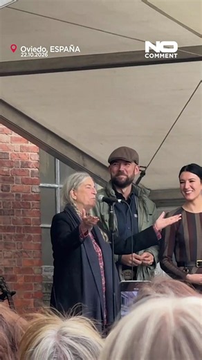 Sorpresa coral a Patti Smith con su himno en Oviedo. Centenares de voces y coros de Asturias se unen en la Fábrica de Armas de La Vega para cantar 'People Have the Power' junto a la galardonada con el Princesa de Asturias #NoComment
