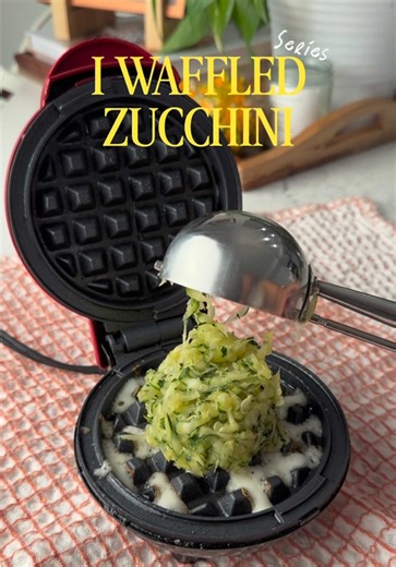 Crispy, cheesy zucchini waffle! 🥒🧀 One thing I love about cooking is finding creative ways to turn everyday ingredients into something delicious! This one is so simple, and the crispy cheese edges are EVERYTHING! 🤤 🥒 Here’s how I made it: 1. Grate 1 zucchini, sprinkle with salt, and let it sit for 10 minutes. 2. Squeeze out as much water as possible using a clean kitchen towel. This is the secret to getting it crispy! 3. Sprinkle shredded cheese onto a preheated waffle maker. 4. Add your shr
