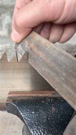 The process of sharpening saw teeth with a file- Good tools can increase work efficiency