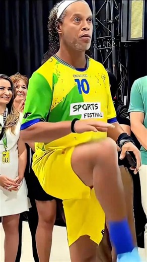 Ronaldinho Gaúcho Amazing control and dribbles ✨🇧🇷