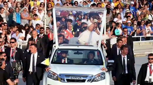 Spain: Human castle welcomes Pope Leo XIV to youth vigil in Barcelona