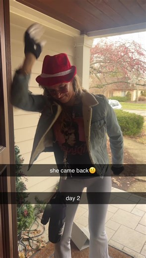 nah the gloving and cup stacking sent me #hobbyhorsing #hobbyhorse #gloving #cupstacking