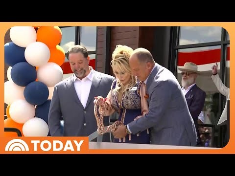 Dolly Parton Makes Surprise Appearance Following Health Issues