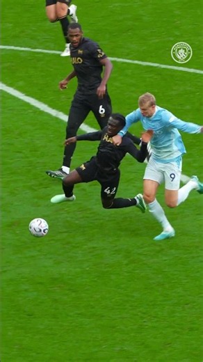 Haaland's too strong 💪🇳🇴 #haaland #mancity #goals #football #premierleague #ndiaye #strength