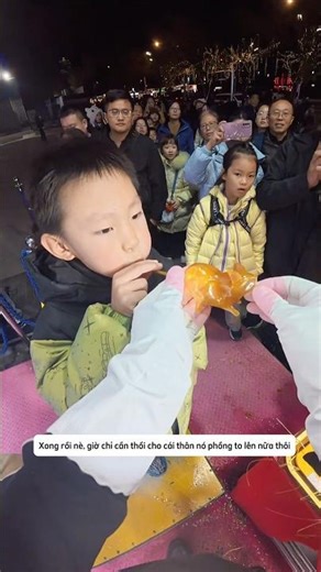 Cậu bé thổi cây kẹo đường con heo #shorts