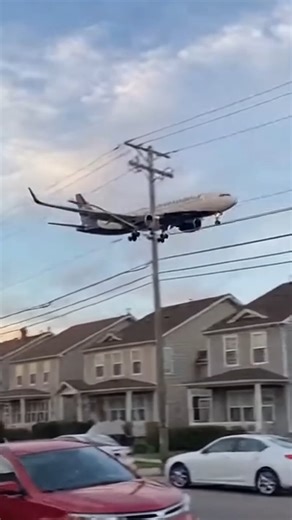 Plane Lands Engulfed in Flames Chicago, Illinois — October 28, 2024 Residents in a neighborhood near Chicago’s O’Hare International Airport witnessed a terrifying scene Monday evening as a passenger jet caught fire during its final approach, an event captured in a shocking viral video. The footage shows the wide-body airliner flying low over suburban homes when its left engine explodes into a ball of fire. With the wing engulfed in flames, the pilot continues the descent. Upon touchdown, the dam