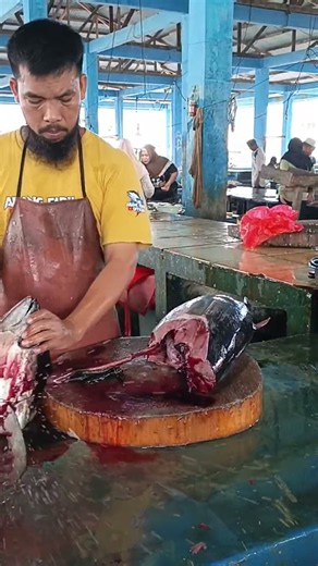 Wow, amazing—he’s slicing the very fresh tuna so smoothly#shorts #fypシ゚viral #fishcuttingskills