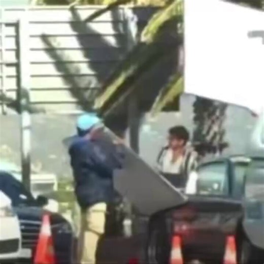 #KING 👑 TEAM & MAKERS #ShahRukhKhan & #SiddharthAnand Are Shooting A Song Sequence🥀 w/ Girls Dancing in Party or Wedding 💐#SRK Enters the Scene, Steps Out of Car, Walks to Back & Picks Up his Gun 🔫 & Bouquet of Roses🌹 for #DP While Song Continues To Play💥(Leaked Scene)