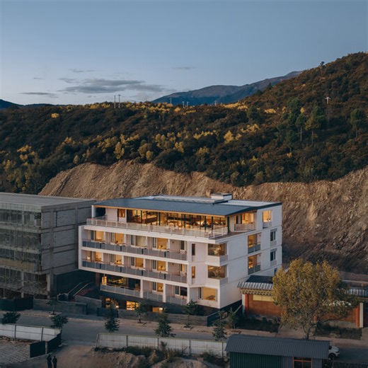 Hotel Kawagebo Snow Mountain / Moguang Studio
