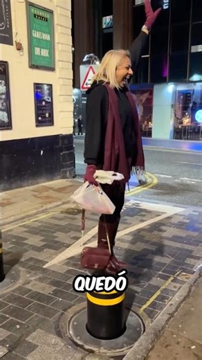 La niña quería columpiarse en el poste 💀