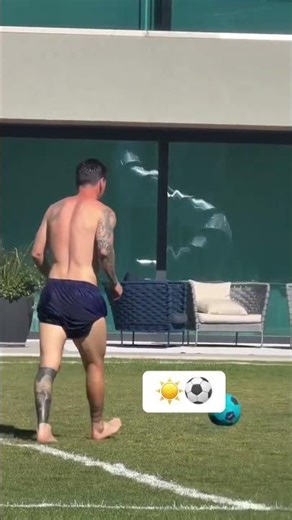 New year same Lionel Messi 😌 (via @antonelaroccuzzo/IG)