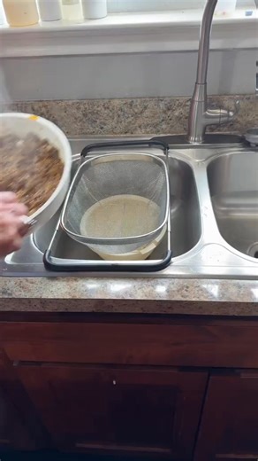 Fed up with colanders that are too small, too wobbly, or let quinoa slip through the cracks? This extendable strainer fixes all those headaches. It adjusts to fit your sink perfectly, the fine mesh traps every last grain, and the non-slip grips keep it rock steady. | Renewdone.I