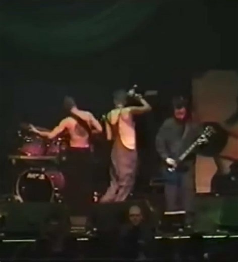 //Mudvayne performing “Under My Skin” at “Metropolis” in Montreal, Canada on April, 2nd, 2001!// #mudvayne #chadgray #gregtribbett #ryanmartinie #matthewmcdonough