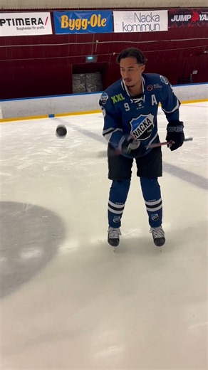Hockey Player Shows Off Impressive Puck Juggling Skills