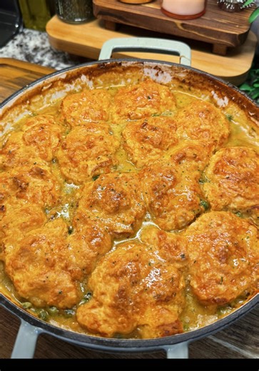 you NEED to try this cheddar bay biscuit topped chicken pot pie🍗🥧✨insanely flavorful filling topped with golden biscuits- this is the ultimate comfort meal for cozy nights! for the full step-by-step recipe, visit my link in bio🫶 Ingredients: - 1 lb cooked chicken breast, shredded - 4 Tbs butter - 1/2 cup carrots, diced - 1/2 cup celery, diced - 1/2 cup yellow onion, diced - 6 cloves garlic, minced - 1.5 tsp salt - 2 tsp black pepper - 1/4 cup flour - 4 cups chicken broth - 1/2 tsp dried thyme