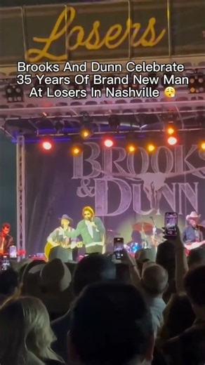 Brooks and Dunn celebrate 35 years of “Brand New Man” at Losers last night #brooksanddunn #fortnash