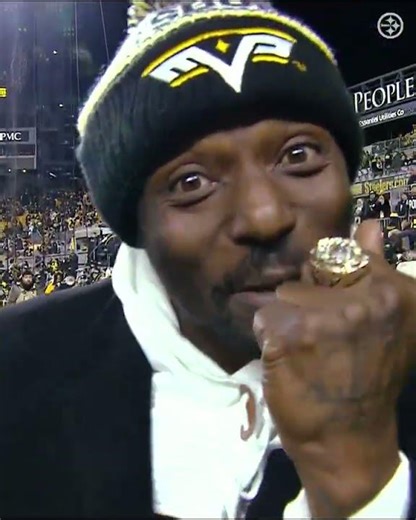 Santonio showin off the ring
