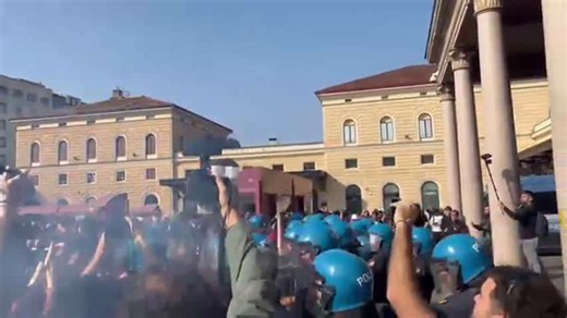 Bologna, video of the procession at the station: bottles and smoke bombs against the police, officers push back students with shields